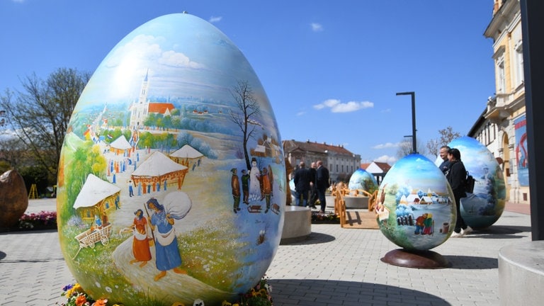 17. April: Anlässlich der bevorstehenden Osterfeiertage wurden in Kroatien – wie hier in der Stadt Koprivnica in der Region Podravina – kunstvoll gestaltete, übergroße Ostereier aufgestellt. Die farbenfrohen Werke sind Teil der Veranstaltung "Pisanica od srca", was auf Deutsch so viel bedeutet wie "Ostereier von Herzen". (Foto: picture-alliance / Reportdienste, picture alliance / PIXSELL | Damir Spehar) 17. April: Anlässlich der bevorstehenden Osterfeiertage wurden in Kroatien – wie hier in der Stadt Koprivnica in der Region Podravina – kunstvoll gestaltete, übergroße Ostereier aufgestellt. Die farbenfrohen Werke sind Teil der Veranstaltung "Pisanica od srca", was auf Deutsch so viel bedeutet wie "Ostereier von Herzen".