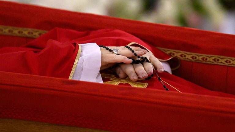 23. April: Mit übereinandergelegten Händen ist der verstorbene Papst Franziskus in der Kapelle von Santa Marta in Rom aufgebahrt worden. Das Oberhaupt der katholischen Kirche starb am Ostermontag im Alter von 88 Jahren an den Folgen eines Schlaganfalls. Noch einen Tag zuvor gab er mit schwacher Stimme den Gläubigen den Ostersegen Urbi et Orbi – es war sein letzter öffentlicher Auftritt. (Foto: picture-alliance / Reportdienste, dpa Bildfunk, ZUMAPRESS.com | Vatican Media Press Office) 23. April: Mit übereinandergelegten Händen ist der verstorbene Papst Franziskus in der Kapelle von Santa Marta in Rom aufgebahrt worden. Das Oberhaupt der katholischen Kirche starb am Ostermontag im Alter von 88 Jahren an den Folgen eines Schlaganfalls. Noch einen Tag zuvor gab er mit schwacher Stimme den Gläubigen den Ostersegen Urbi et Orbi – es war sein letzter öffentlicher Auftritt.
