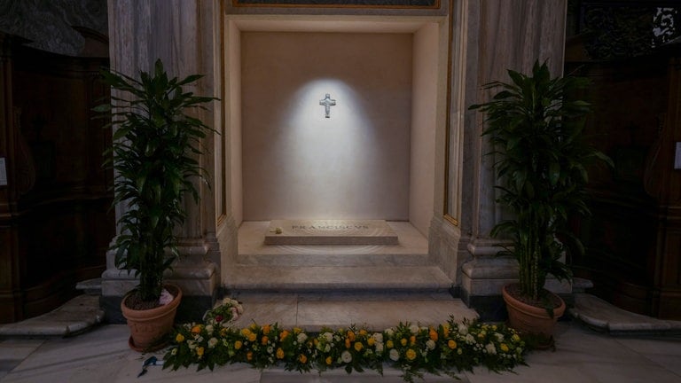 28. April: Blumen liegen auf dem Grabstein mit dem Namen "Franciscus", in dem der verstorbene Papst Franziskus in der Basilika Santa Maria Maggiore am Samstag in Rom beigesetzt wurde. Zuvor waren rund 200.000 Gläubige auf und um den Petersplatz zusammengekommen, um an der Trauerfeier teilzunehmen. Die eigentliche Beisetzung erfolgte dann unter Ausschluss der Öffentlichkeit. (Foto: picture-alliance / Reportdienste, picture alliance/dpa/AP | Andrew Medichini) 28. April: Blumen liegen auf dem Grabstein mit dem Namen "Franciscus", in dem der verstorbene Papst Franziskus in der Basilika Santa Maria Maggiore am Samstag in Rom beigesetzt wurde. Zuvor waren rund 200.000 Gläubige auf und um den Petersplatz zusammengekommen, um an der Trauerfeier teilzunehmen. Die eigentliche Beisetzung erfolgte dann unter Ausschluss der Öffentlichkeit.