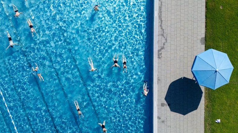 2. Mai: Von Binz bis Oberammergau wurde gestern angebadet. Und ehrlich, mehr Sommer bei Temperaturen weit über 20 Grad geht ja auch Anfang Mai kaum. Hoffentlich habt ihr das Traumwetter genießen können, denn Petrus schaltet am Wochenende erst einmal einen Gang runter. Es wird deutlich kühler, dazu mehr Wolken und örtlich auch Regen. (Foto: picture-alliance / Reportdienste, picture alliance/dpa | Sven Hoppe) 2. Mai: Von Binz bis Oberammergau wurde gestern angebadet. Und ehrlich, mehr Sommer bei Temperaturen weit über 20 Grad geht ja auch Anfang Mai kaum. Hoffentlich habt ihr das Traumwetter genießen können, denn Petrus schaltet am Wochenende erst einmal einen Gang runter. Es wird deutlich kühler, dazu mehr Wolken und örtlich auch Regen.