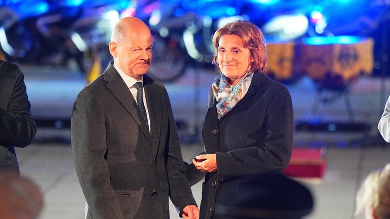 6. Mai: Olaf Scholz und seine Frau Britta Ernst zum Ende des großen Zapfenstreichs zur Verabschiedung des geschäftsführenden Bundeskanzlers im Berliner Bendlerblock gestern Abend. (Foto: picture-alliance / Reportdienste, picture alliance/dpa | Michael Kappeler) 6. Mai: Olaf Scholz und seine Frau Britta Ernst zum Ende des großen Zapfenstreichs zur Verabschiedung des geschäftsführenden Bundeskanzlers im Berliner Bendlerblock gestern Abend.