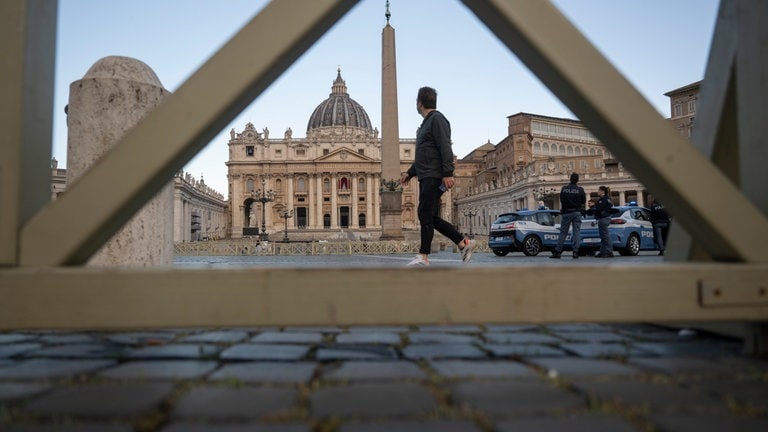 7. Mai: Die letzten Vorbereitungen laufen. Mit einer Messe beginnt heute das Konklave zur Wahl des neuen Papstes. Das neue Oberhaupt der katholischen Kirche soll dann von Kardinälen aus 71 Nationen, viele davon haben sich erst in den letzten Tagen kennenlernen können, gewählt werden. (Foto: dpa Bildfunk, picture alliance/dpa | Marijan Murat) 7. Mai: Die letzten Vorbereitungen laufen. Mit einer Messe beginnt heute das Konklave zur Wahl des neuen Papstes. Das neue Oberhaupt der katholischen Kirche soll dann von Kardinälen aus 71 Nationen, viele davon haben sich erst in den letzten Tagen kennenlernen können, gewählt werden.