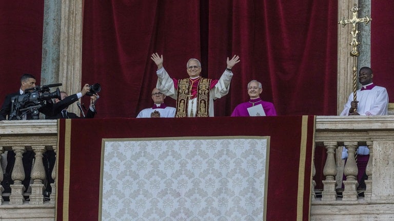 9. Mai: "Habemus Papam!" Der neu gewählte Papst Leo XIV., der US-Amerikaner Robert Prevost, erscheint nach dem Konklave auf dem Balkon des Petersdoms im Vatikan. Die Wahl war überraschend kurz. Nach nur 24 Stunden stand das neue Oberhaupt von weltweit 1,4 Milliarden Katholiken fest. (Foto: picture-alliance / Reportdienste, picture alliance/dpa | Oliver Weiken) 9. Mai: "Habemus Papam!" Der neu gewählte Papst Leo XIV., der US-Amerikaner Robert Prevost, erscheint nach dem Konklave auf dem Balkon des Petersdoms im Vatikan. Die Wahl war überraschend kurz. Nach nur 24 Stunden stand das neue Oberhaupt von weltweit 1,4 Milliarden Katholiken fest.