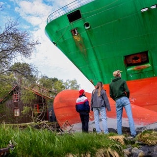 23. Mai: Das war knapp! Ein Norweger wurde gestern Morgen von einem Containerschiff überrascht, das in seinen Vorgarten gekracht war. Das 135 Meter lange Schiff hat dabei sein Haus nur knapp verfehlt. Die Gründe für den Vorfall am Trondheimfjord bei Byneset sind noch unklar; immerhin blieb das Haus mit Ausnahme einer Wärmepumpe unversehrt, die Schiffsbesatzung der "NCL Salten" unverletzt und es wurde auch kein Ölaustritt befürchtet. 