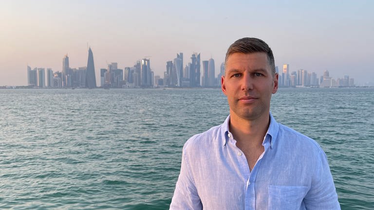 Thomas Hitzlsperger spricht in SWR1 Leute über die Fußball WM in Katar (Skyline Doha)