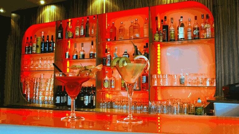 2 Cocktails auf der Bar (Foto: IMAGO, IMAGO/Steinach)