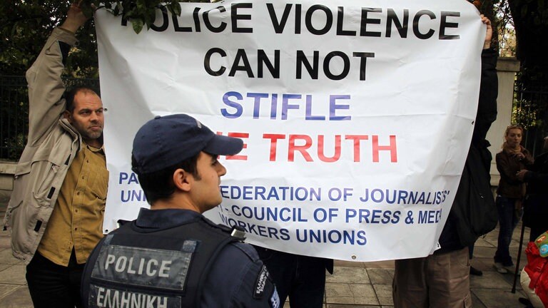 Local photo-reporters hold a banner outside the Presidential Mansion in Athens, Greece, April 11, 2012. Greek press unions staged new protests on Wednesday over the injury of a Greek photojournalist by police during an anti-austerity protest in Athens last week, calling for justice. (Foto: IMAGO, Xinhua/Thanassis Stavrakis)