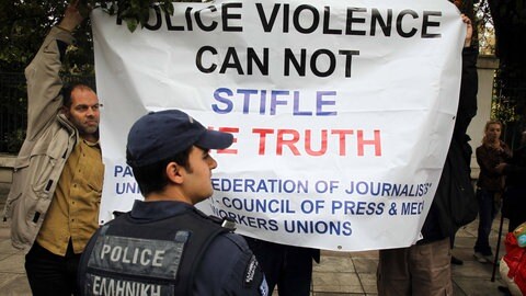 Local photo-reporters hold a banner outside the Presidential Mansion in Athens, Greece, April 11, 2012. Greek press unions staged new protests on Wednesday over the injury of a Greek photojournalist by police during an anti-austerity protest in Athens last week, calling for justice. (Foto: IMAGO, Xinhua/Thanassis Stavrakis)
