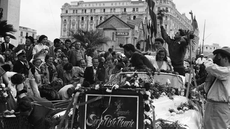 Filmfestspiele Cannes 1953, Blumenkorso (Foto: picture-alliance / Reportdienste, picture alliance / akg-images | akg-images)
