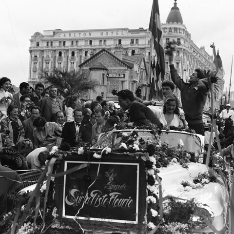 Filmfestspiele Cannes 1953, Blumenkorso (Foto: picture-alliance / Reportdienste, picture alliance / akg-images | akg-images)