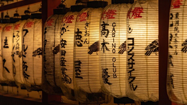 Eine Rolle mit chinesichen Laternen, bei Nacht (Foto: picture-alliance / Reportdienste, Zoonar / Bruno Coelho)