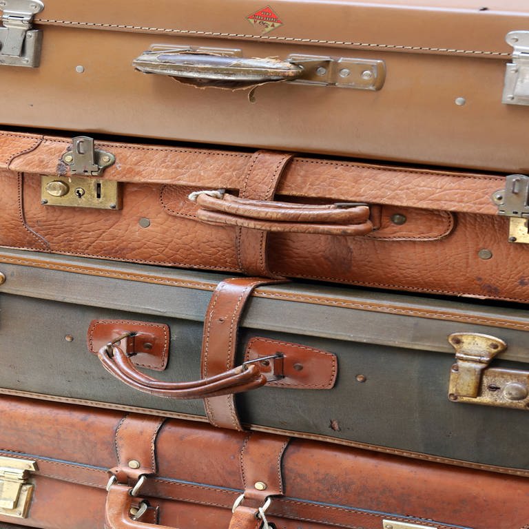 alte Koffer liegen aufeinander gestapelt (Foto: IMAGO, Frank Sorge)