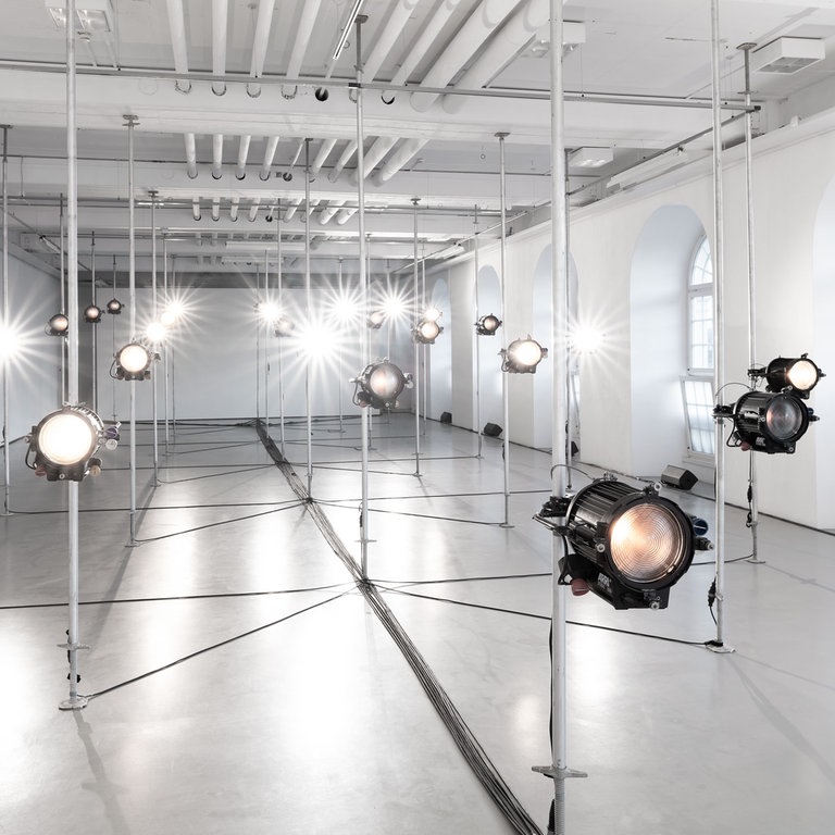 Licht-Installation mit Scheinwerfern (Foto: SWR, Nico Wefers)