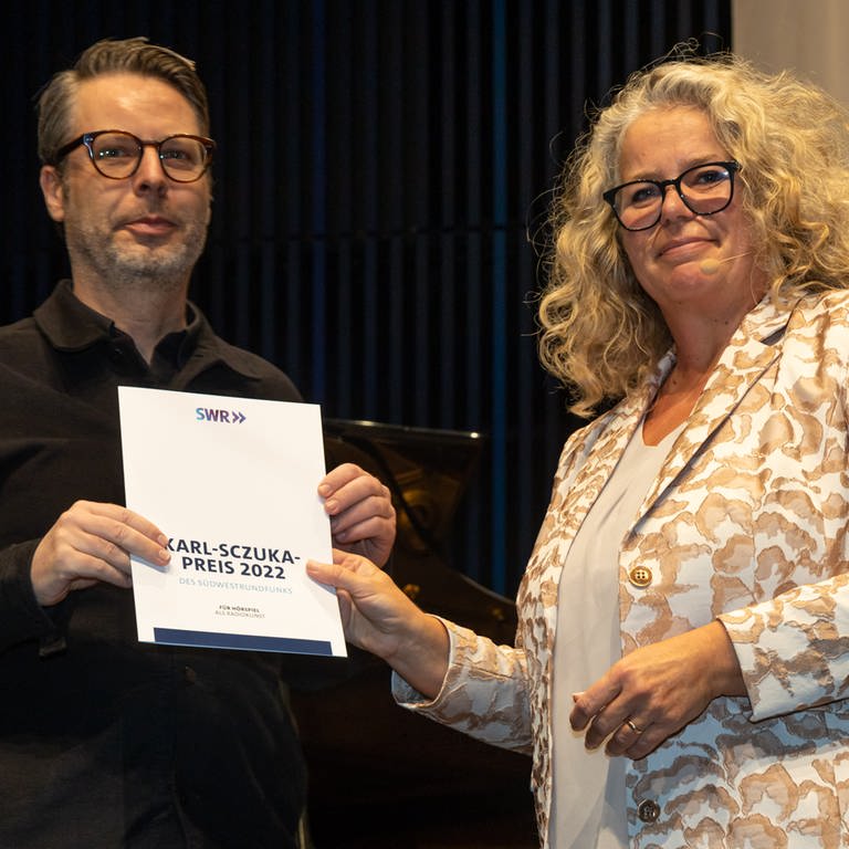 Karl-Sczuka-Preisverleihung 2022: Anke Mai übergibt die Urkunde an Jan Jelinek (Foto: SWR, Ralf Brunner)