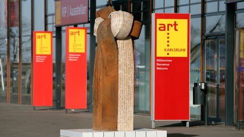 Skulptur zur ART Karlsruhe vor der Messe (Foto: art karlsruhe -)