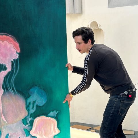 Arthur Metz beim Aufbau seiner Ausstellung "Le jeune européen" (Foto: SWR)