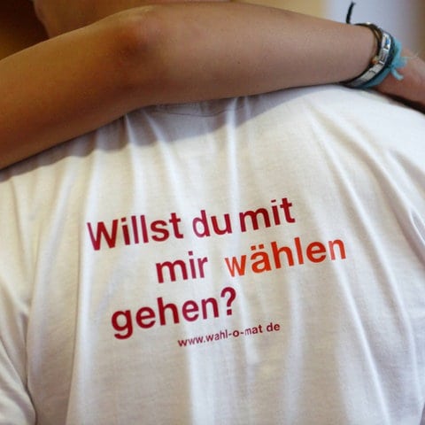 Junge Waehler testen den Wahl-O-Mat (Foto: IMAGO, imago images / photothek)
