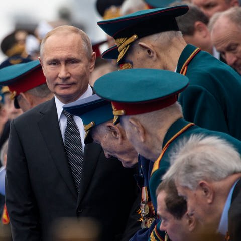 Wladimir Putin (M), Präsident von Russland, kommt zu einer Militärparade zur Erinnerung an das Ende des Zweiten Weltkrieges.  (Foto: dpa Bildfunk, picture alliance/dpa/AP | Alexander Zemlianichenko)