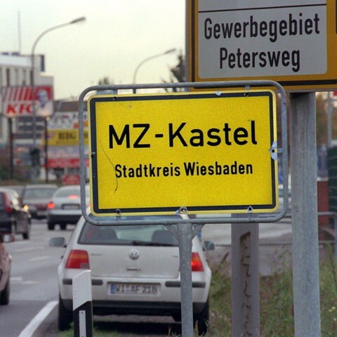 Ortsschild mit der Aufschrift Mainz-Kastel Stadtkreis Wiesbaden,  an der Mainzer Statdteinfahrt (Foto: picture-alliance / Reportdienste, picture-alliance / dpa | Oliver_Berg)