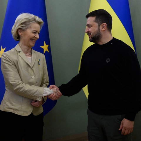 Wolodymyr Selenskyj (r), Präsident der Ukraine, empfängt Ursula von der Leyen, Präsidentin der Europäischen Kommission, im Mariinsky-Palast.  (Foto: dpa Bildfunk, picture alliance/dpa/Ukrainisches Präsidialamt/Planet Pix/Zuma Press | ---)