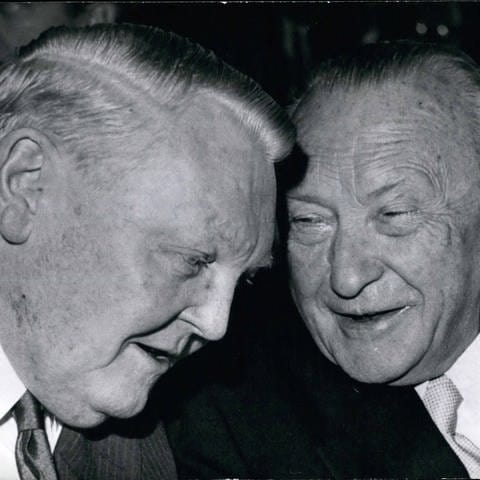 Ludwig Erhard (links) mit seinem Vorgänger Konrad Adenauer (rechts) (Foto: IMAGO, IMAGO / ZUMA Wire)
