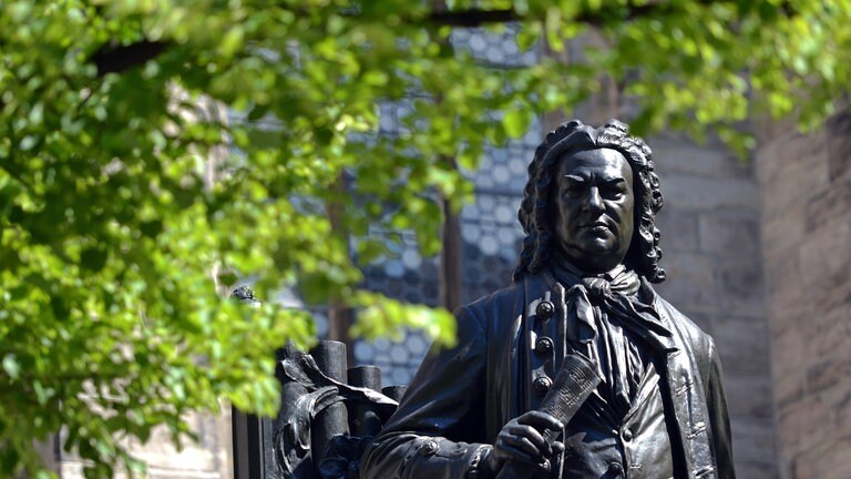 Denkmal des Thomaskantors Johann Sebastian Bach im Thomaskirchhof in Leipzig (Foto: picture-alliance / Reportdienste, picture alliance / dpa | Hendrik Schmidt)