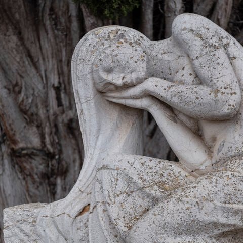 Statue, eine Frau trauert (Foto: IMAGO, Zoonar)
