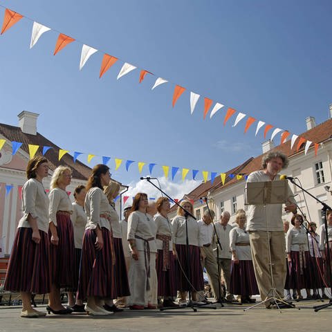 Einheimische singen während des Stadtfestes in Tartu, Estland (Foto: IMAGO, Martin Vogt)