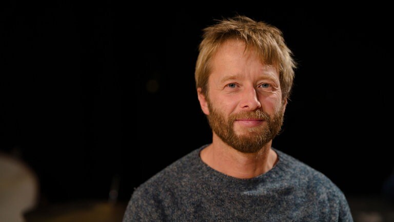 Mann mit Bart schaut frontal in Kamera (Foto: SWR, Markus Bruckner)