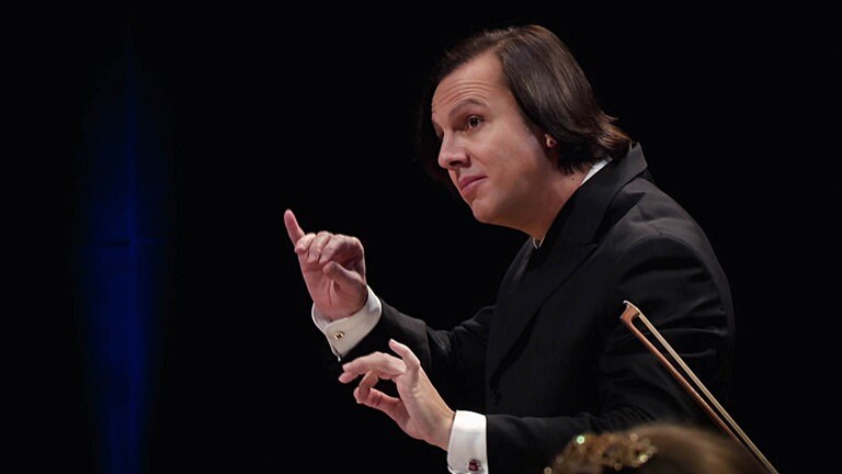 Teodor Currentzis dirigiert (Foto: SWR)