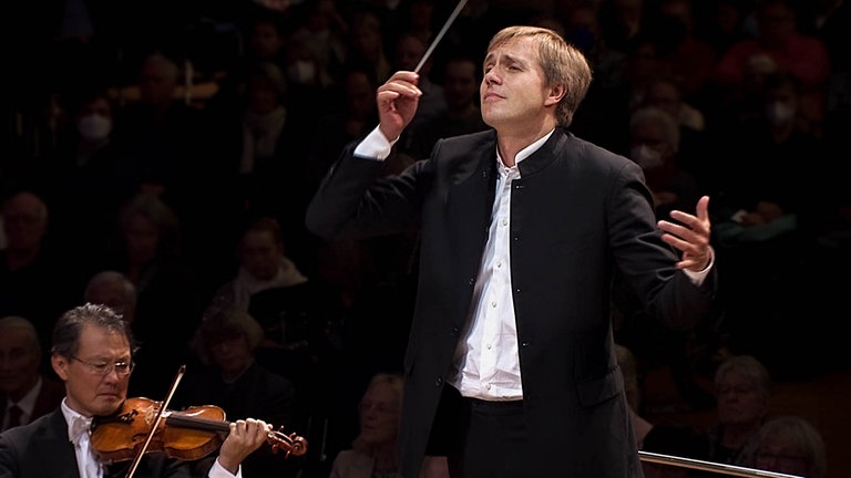 Vasily Petrenko dirigiert (Foto: SWR)