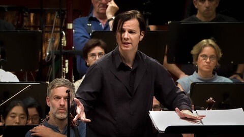 Teodor Currentzis gestikuliert (Foto: SWR)