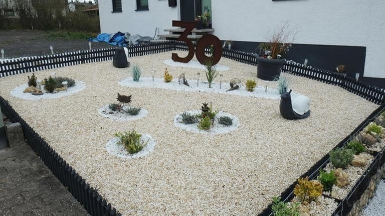 Foto: Gärten des Grauens - Gärten des Grauens / P. Sie Kies, Kunstpflanzen, Riesenschnecke, Garten bei Winnweiler (Foto: Gärten des Grauens - Gärten des Grauens / P. Sie)