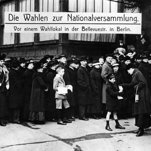 Wahlen zur verfassunggebenden Deutschen Nationalversammlung am 19.1.1919. Vor den Wahllokalen bildeten sich lange Schlangen. 82 Prozent der wahlberechtigten Frauen nahmen teil. (Foto: picture-alliance / Reportdienste, picture-alliance / Reportdienste - akg-images)