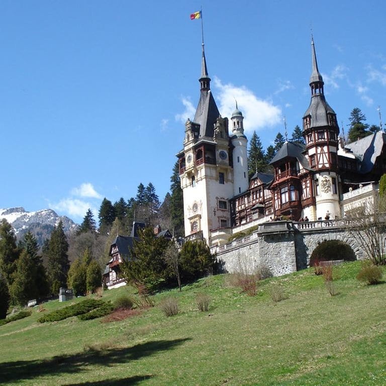 Schloss der rumänischen Stadt Sinai vor romantischer Bergkulisse (Foto: SWR, SWR - Gisela Erbslöh)