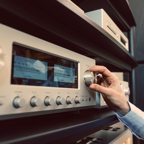 Eine Hand dreht an einem Radioregler (Foto: IMAGO, IMAGO/YAY Images)