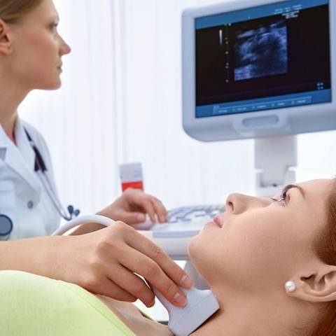 Ärztin untersucht Patientin an der Schilddrüse. (Foto: Getty Images, Thinkstock -)