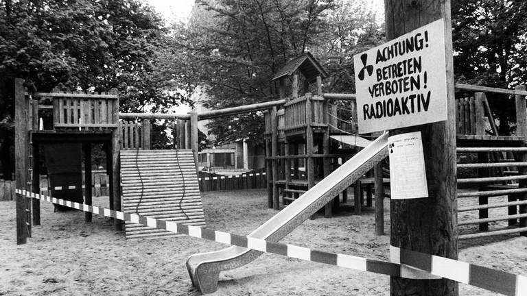 Abgesperrter Kinderspielplatz in Berlin am 1. Mai 1986 nach der Reaktorkatastrophe von Tschernobyl (Foto: IMAGO, IMAGO / Jürgen Ritter)