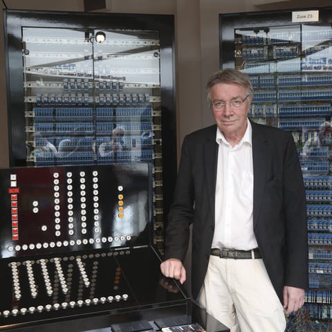 Horst Zuse (Sohn Konrad Zuse) zeigt den Nachbau des weltweit ersten Computers Z3 (Foto: imago images, IMAGO / Mauersberger)