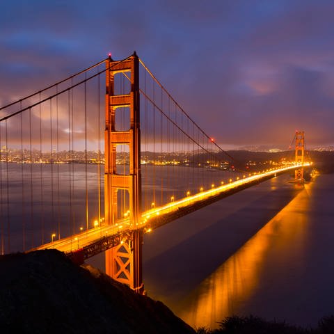 Golden Gate Bridge in der Dämmerung (Foto: picture-alliance / Reportdienste, picture alliance / robertharding | Stuart Black)