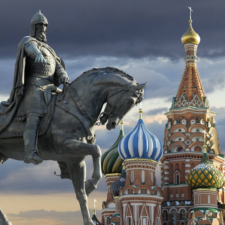 Juri-Dolgoruki-Denkmal, dahinter die Basilius-Kathedrale in Moskau  Russland (Foto: IMAGO, IMAGO / imagebroker)