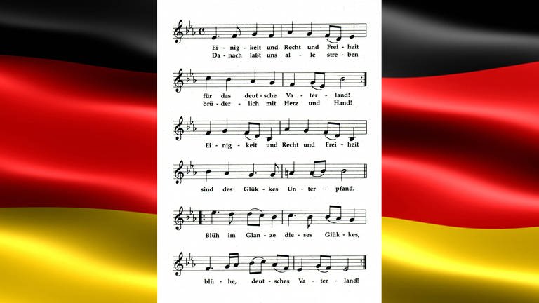 Notenblatt auf Deutschlandflagge: Einigkeit und Recht und Freiheit: Die deutsche Nationalhymne wird 2022 100 Jahre alt. Melodie und Text sind aber älter. (Foto: IMAGO, IMAGO / YAY Images | IMAGO / Schöning)