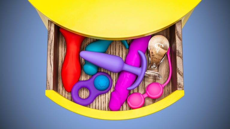 Verschiedene Sexspielzeuge in bunten Farben in einer Schublade zur vaginalen oder analen Befriedigung (Foto: picture-alliance / Reportdienste, picture alliance / Zoonar | Thomas Hecker)