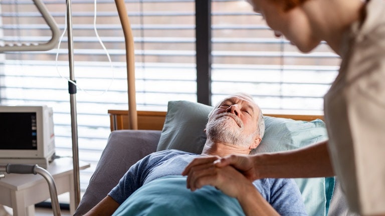 Ein Patient liegt nach einer OP im Bett: Nicht nur ältere Menschen, sondern auch junge oder Säuglinge können nach einer Narkose in einen Zustand des Delirs geraten. Sie sind verwirrt und körperlich unruhig, haben Halluzinationen oder Wahnvorstellungen. Das kann bei Erwachsenen Stunden und Tage nach dem Erwachen auftreten und Tage andauern. Kognitive Beeinträchtigungen können folgen.  (Foto: Colourbox)