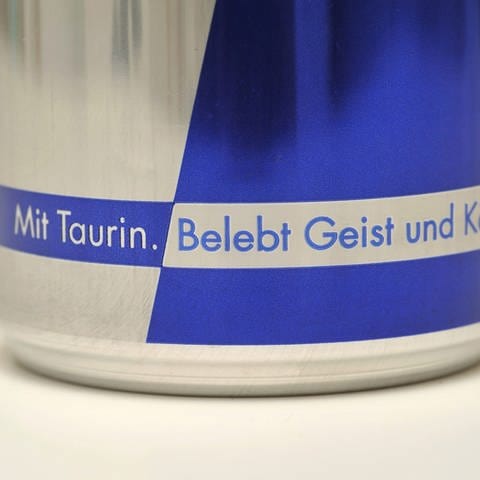 Schriftzug "Mit Taurin" an einer Getränkedose (Foto: picture-alliance / Reportdienste, picture alliance / Romain Fellens | Romain Fellens)