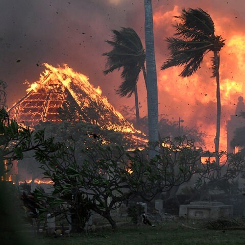 Die Halle der historischen Waiola Church in Lahaina, Hawaii stehen in Flammen. (Foto: picture-alliance / Reportdienste, picture alliance/dpa/The Maui News via AP | Matthew Thayer)