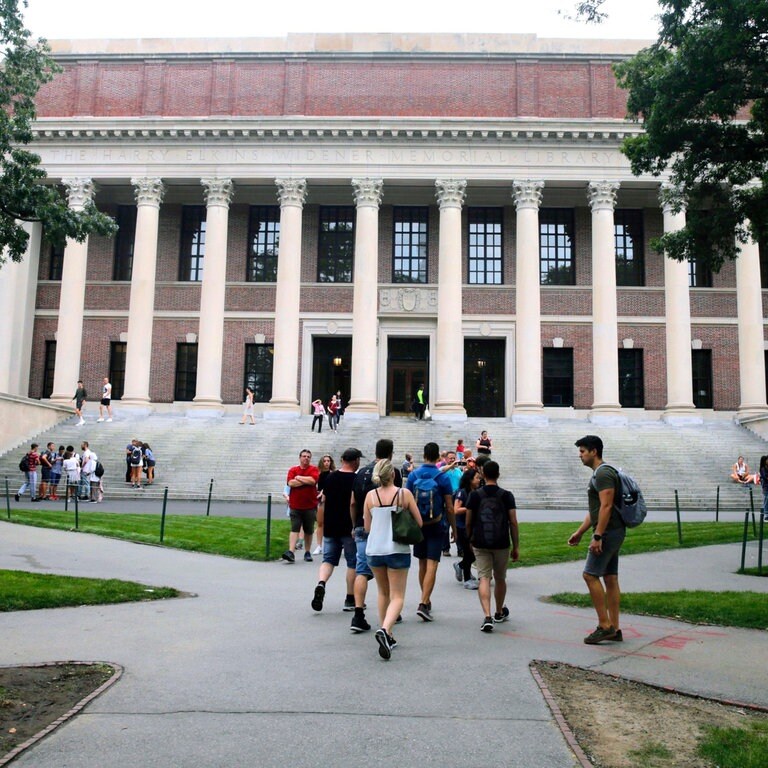 Studierende vor der Widener Library auf dem Campus der Harvard University in Cambridge, Mass.: Elite-Unis schreiben die herrschenden Verhältnisse fort. Braucht die Gesellschaft solche Spitzen-Institutionen – in den USA und in Deutschland? (Foto: picture-alliance / Reportdienste, picture alliance / ASSOCIATED PRESS | Charles Krupa)