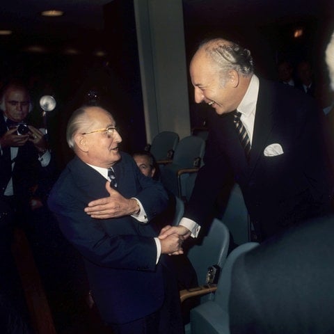 Händedruck zwischen dem Außenminister der DDR Otto Winzer (l) und dem Außenminister der Bundesrepublik Deutschland Walter Scheel. (Foto: picture-alliance / Reportdienste, picture alliance / Gerhard Rauchwetter)