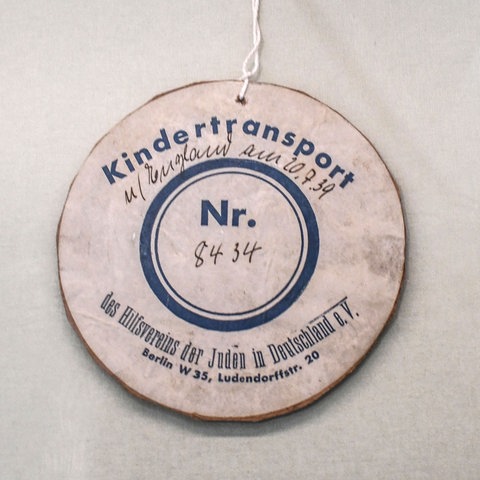 Anhänger an einem Teddybaer – Trostspender für eines der nach Großbritannien geretteten jüdischen Kinder, die 1938 und 1939 mit Kindertransporten verschickt worden waren. Bis 1939 kamen fast 10.000 Kinder nach Großbritannien. Viele sahen ihre Eltern nie wieder. – Exponat im Jüdischen Museum in Berlin.  (Foto: picture-alliance / Reportdienste, picture alliance / Winfried Rothermel | Winfried Rothermel)