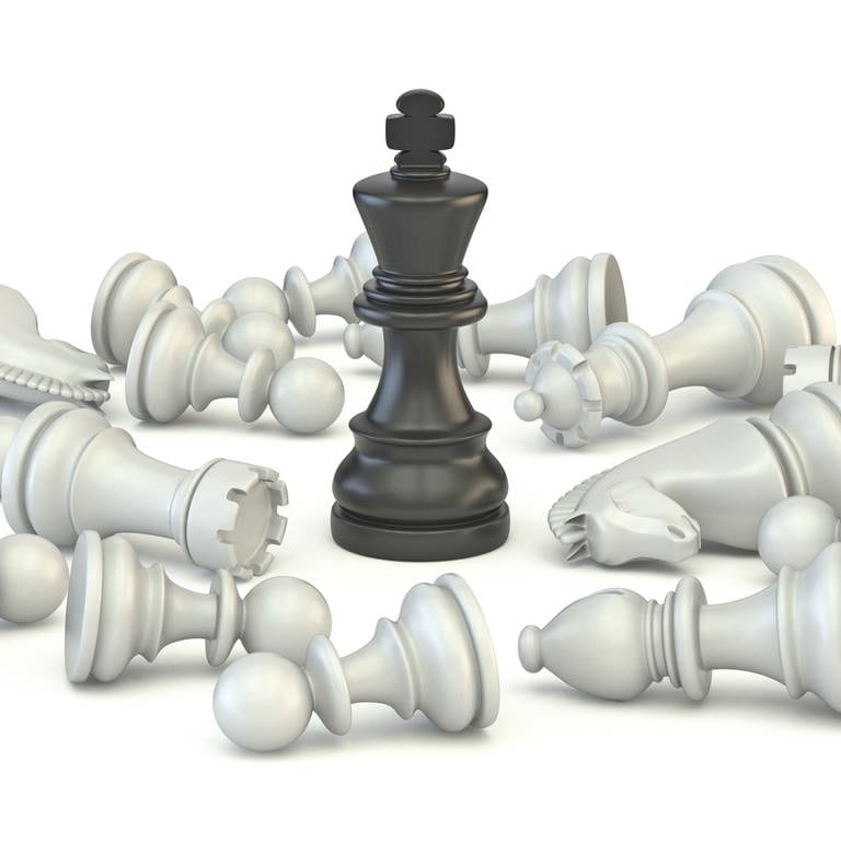 Schwarzer Schachkönig umringt von liegenden weißen Schachfiguren: In vielen Teilen der Welt wächst die Sehnsucht nach Unterordnung und einer starken Führung. Autoritäre Parteien erhalten Zulauf, bekennende Anti-Demokraten stellen Regierungen. Vielen macht diese Entwicklung Angst. (Foto: IMAGO, IMAGO / Panthermedia)